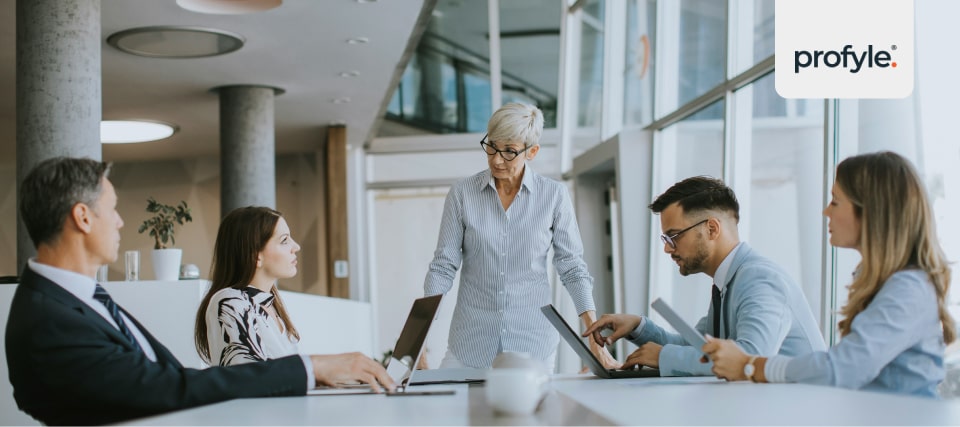 A salesperson closing a high-value deal in a meeting with many stakeholders