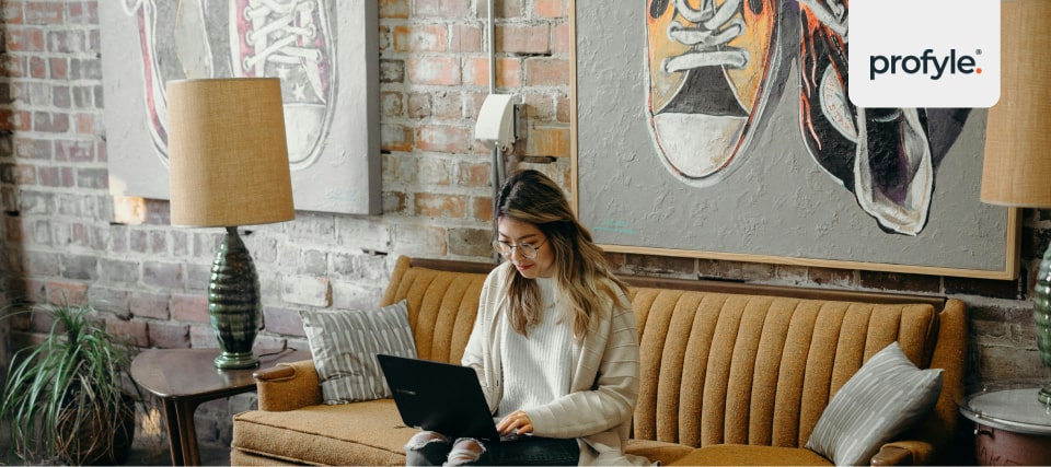 A marketer adding social media into email signatures